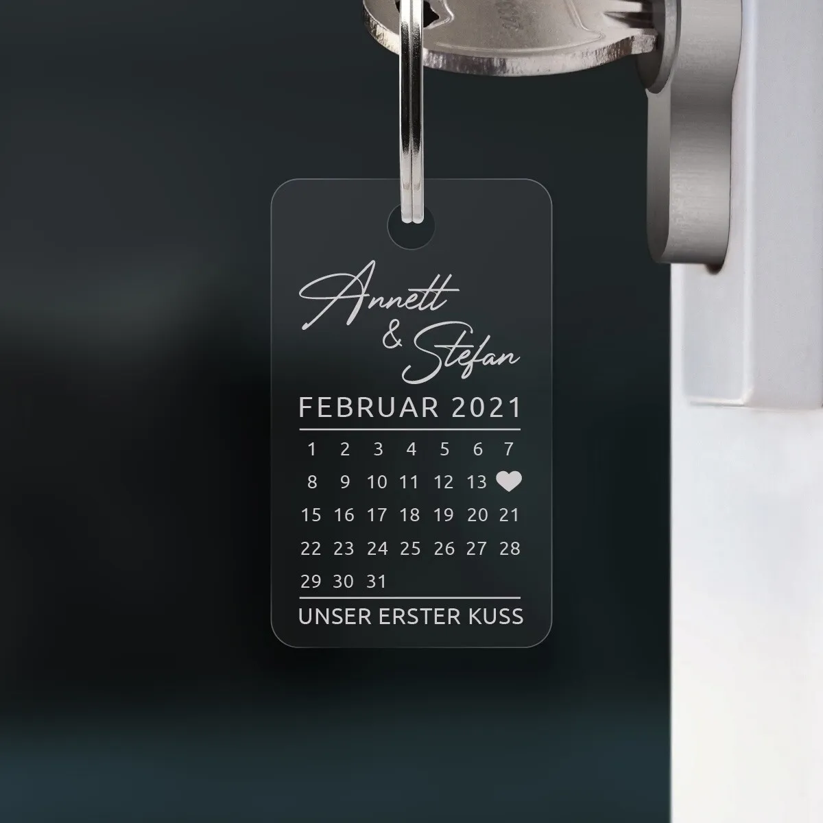 Personalisierter Acrylglas Schlüsselanhänger als Rechteck - Kalender erster Kuss